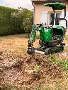 Chargeur Plus poursuit l'extraction d'une souche avec puissance et précision, tout en facilitant l'évacuation des déchets végétaux à proximité