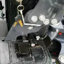 zoom sur la pédale du déport de flèche et de la lame et clés de la mini-pelle visible