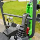 photo des commandes de contrôle de la mini-pelle avec pommeau de vitesse visible.